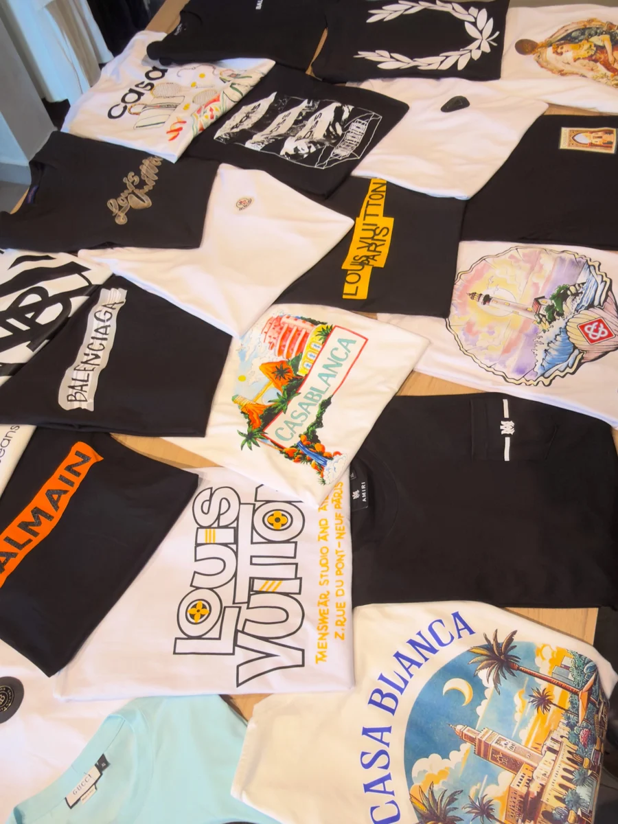 Camisetas com diferentes estampas fotografadas pela NG Style