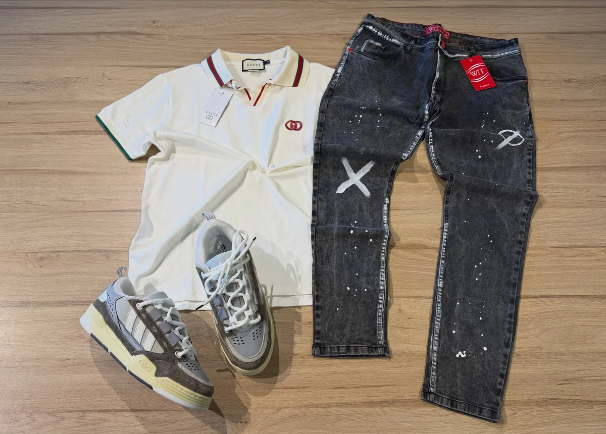Polo clara, jeans e tênis fotografados pela NG Style