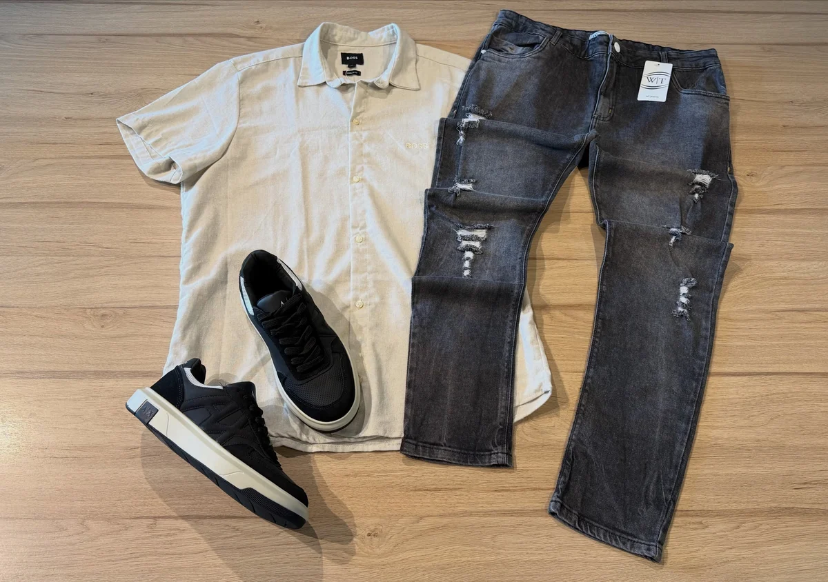 Composição real de polo escura, bermuda jeans e tênis