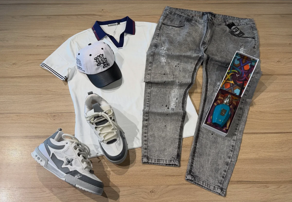 Composição com polo clara, boné, tênis e jeans