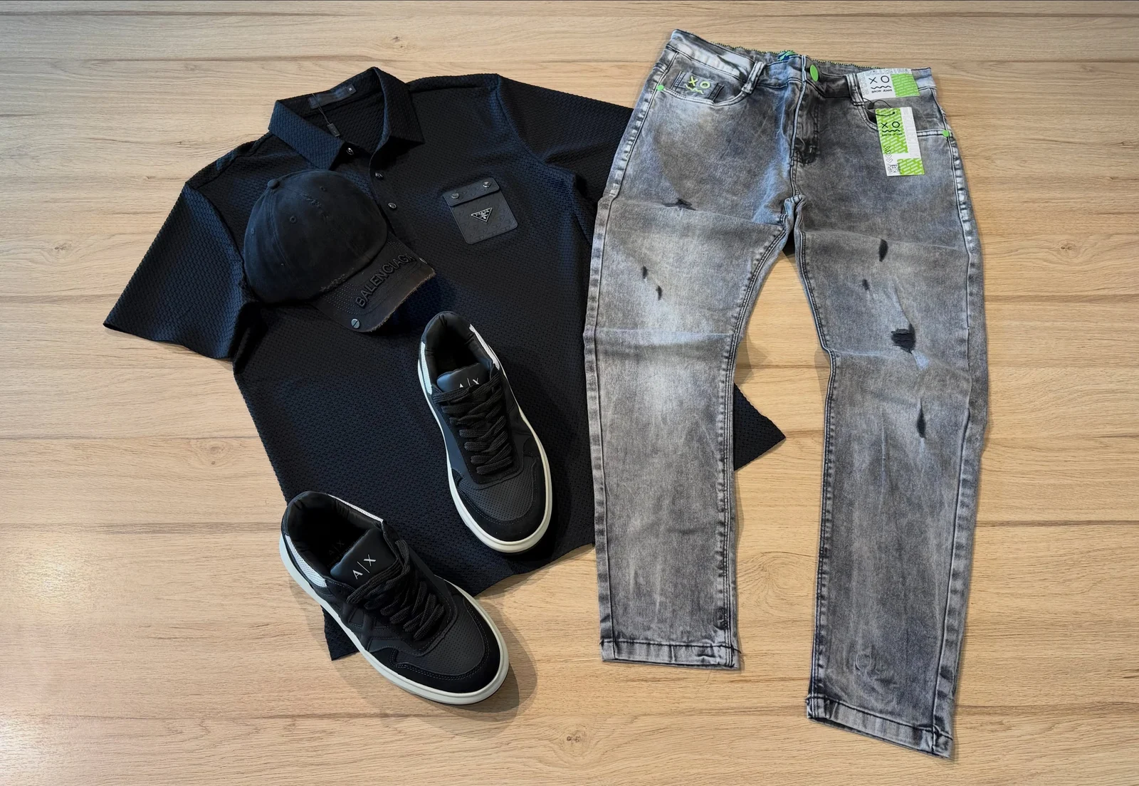 Composição escura com polo, jeans e tênis fotografada pela NG Style